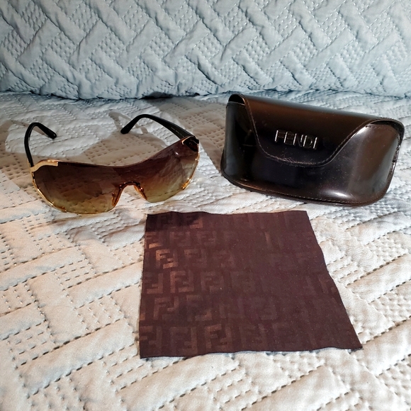 FENDI NWOT Sunglasses EXCELLENT CONDITION - Picture 4 of 6